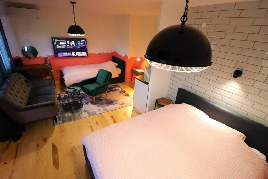 Room Emma,Between Bus And Train Station,Netflix,Speed Wi-Fi Zagreb Exteriör bild