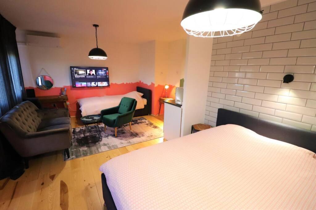 Room Emma,Between Bus And Train Station,Netflix,Speed Wi-Fi Zagreb Exteriör bild