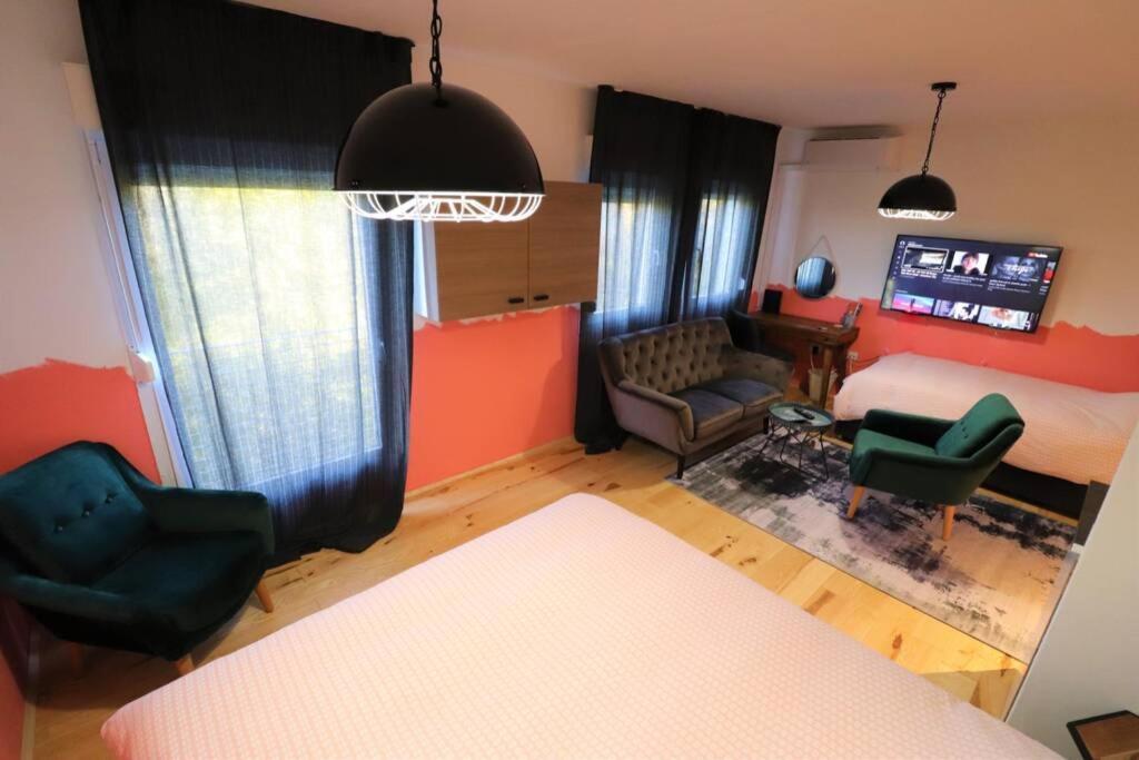 Room Emma,Between Bus And Train Station,Netflix,Speed Wi-Fi Zagreb Exteriör bild